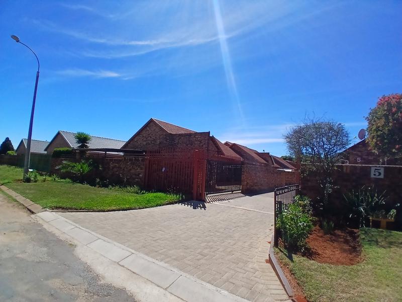 3 Bedroom Property for Sale in Helikonpark Gauteng