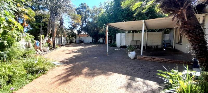 6 Bedroom Property for Sale in Parkhill Gardens Gauteng