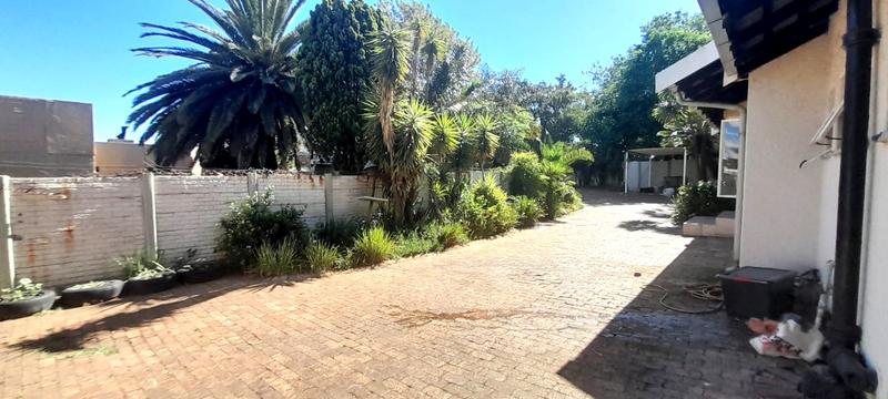6 Bedroom Property for Sale in Parkhill Gardens Gauteng