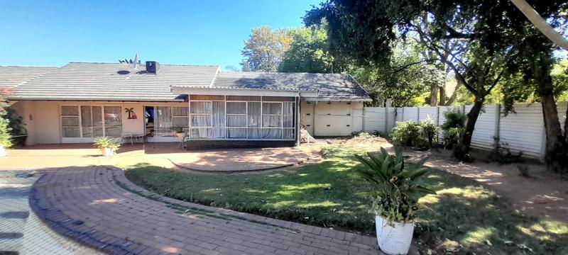 6 Bedroom Property for Sale in Parkhill Gardens Gauteng
