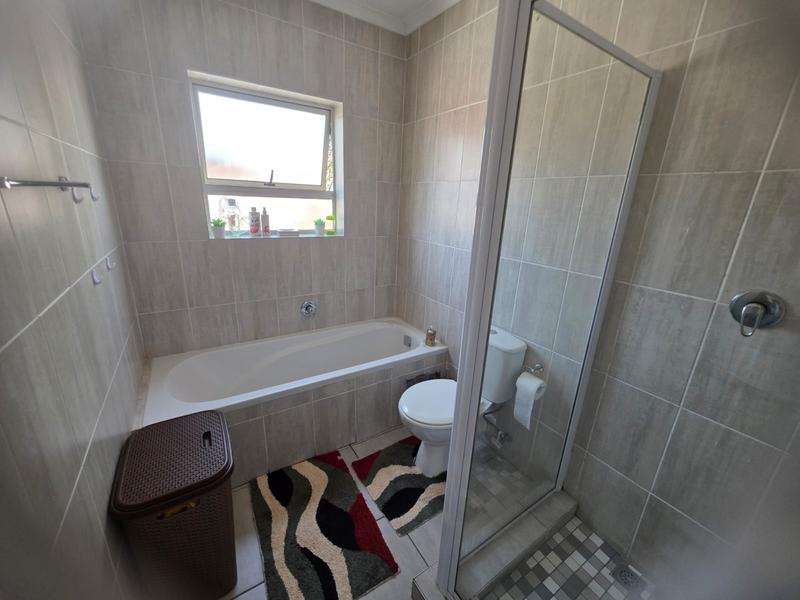 To Let 3 Bedroom Property for Rent in Glen Marais Gauteng