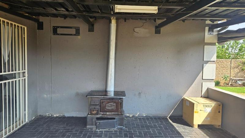 4 Bedroom Property for Sale in Sonneveld Gauteng