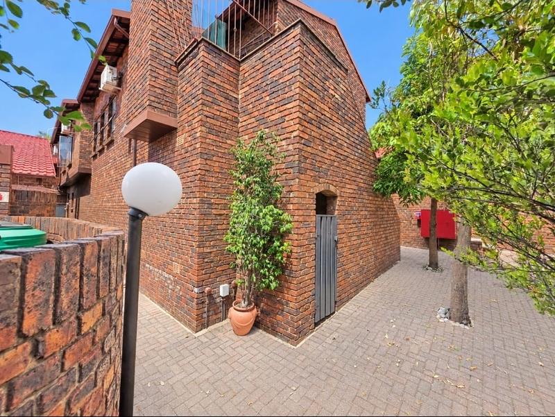 4 Bedroom Property for Sale in Bromhof Gauteng