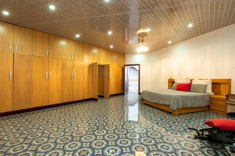 5 Bedroom Property for Sale in Oakdene Gauteng