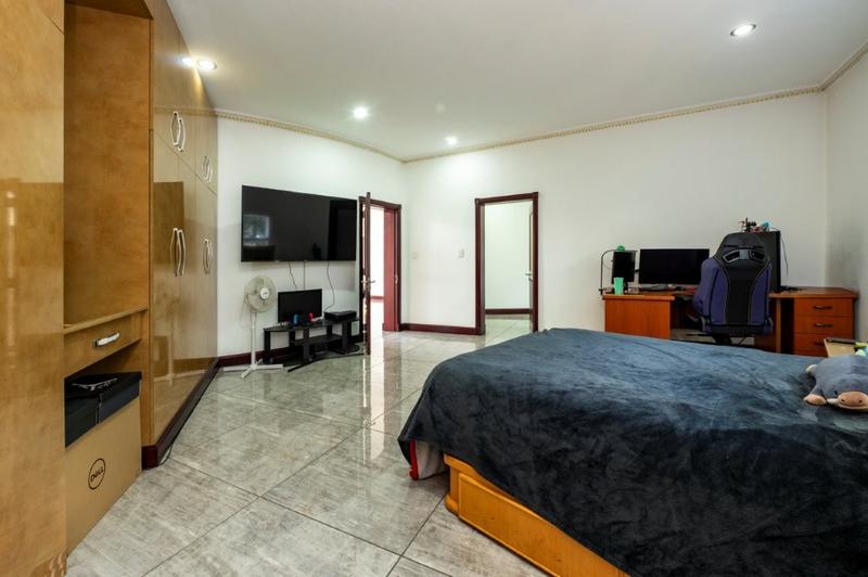 5 Bedroom Property for Sale in Oakdene Gauteng