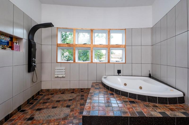 5 Bedroom Property for Sale in Oakdene Gauteng