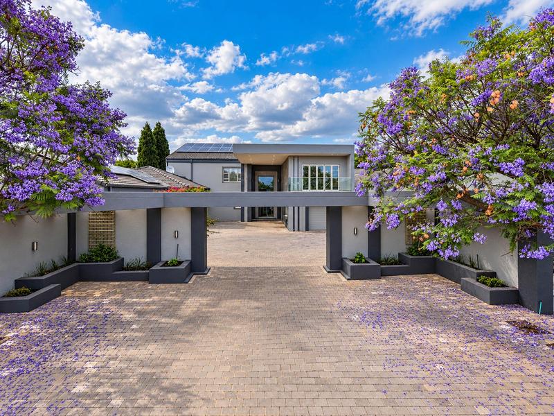 5 Bedroom Property for Sale in Silver Lakes Golf Estate Gauteng