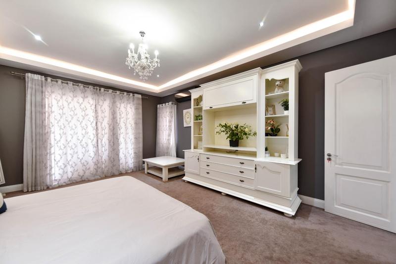 5 Bedroom Property for Sale in Silver Lakes Golf Estate Gauteng