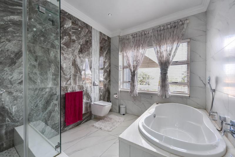 5 Bedroom Property for Sale in Silver Lakes Golf Estate Gauteng