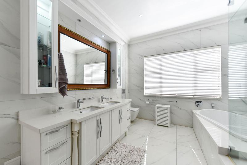 5 Bedroom Property for Sale in Silver Lakes Golf Estate Gauteng