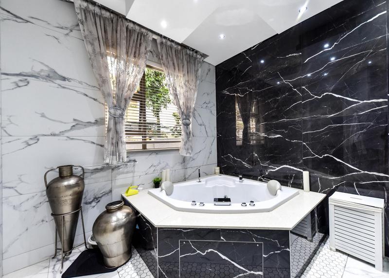 5 Bedroom Property for Sale in Silver Lakes Golf Estate Gauteng