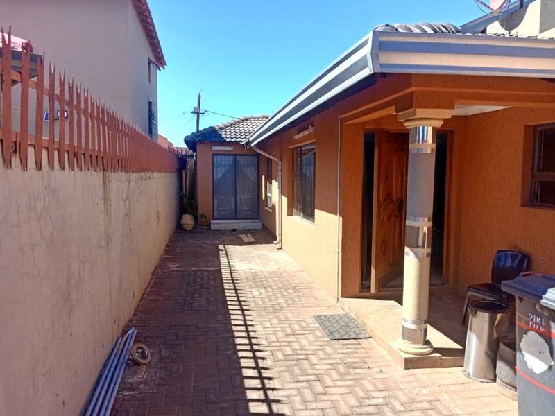 3 Bedroom Property for Sale in Protea North Gauteng