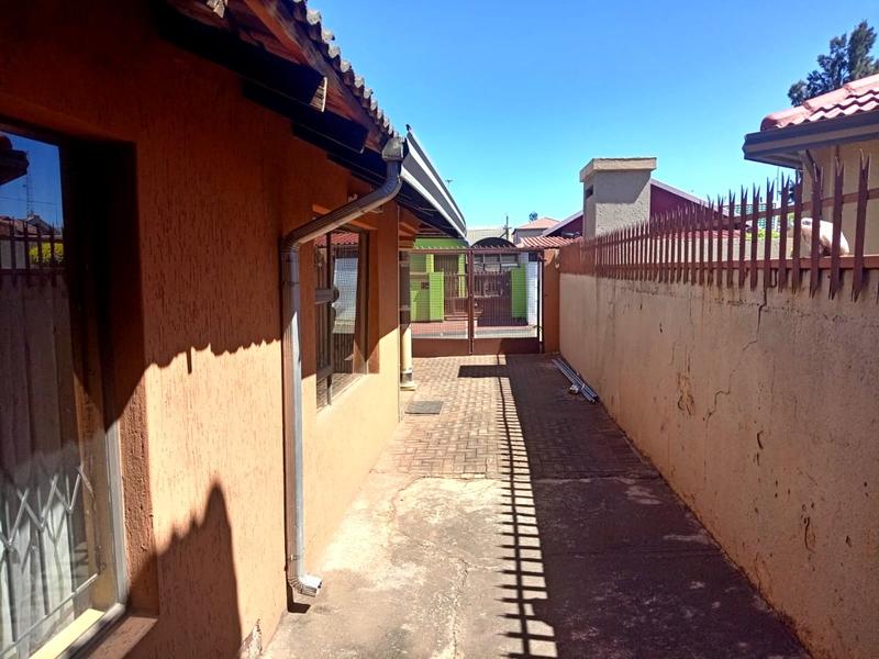3 Bedroom Property for Sale in Protea North Gauteng