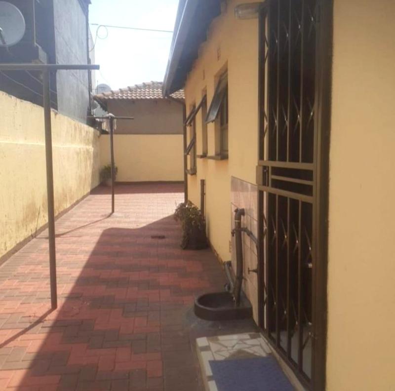 2 Bedroom Property for Sale in Protea Glen Gauteng