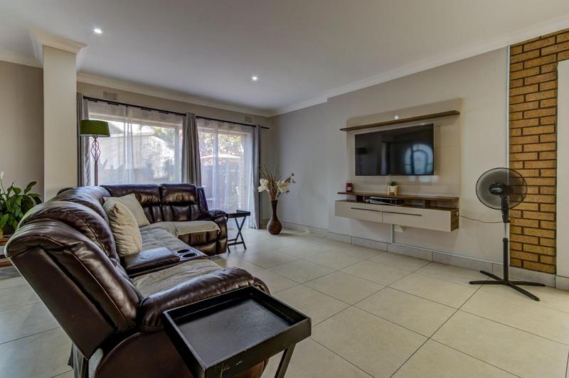To Let 3 Bedroom Property for Rent in Farrarmere Gauteng