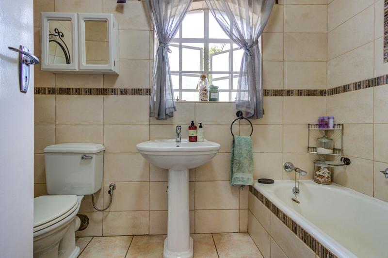 To Let 3 Bedroom Property for Rent in Farrarmere Gauteng