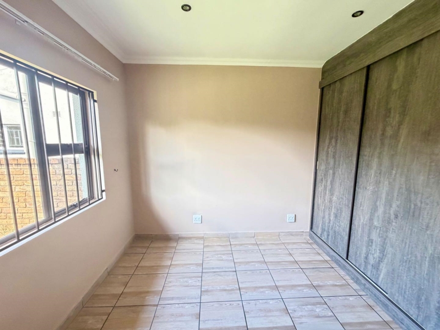 To Let 2 Bedroom Property for Rent in Mackenzie Park Gauteng