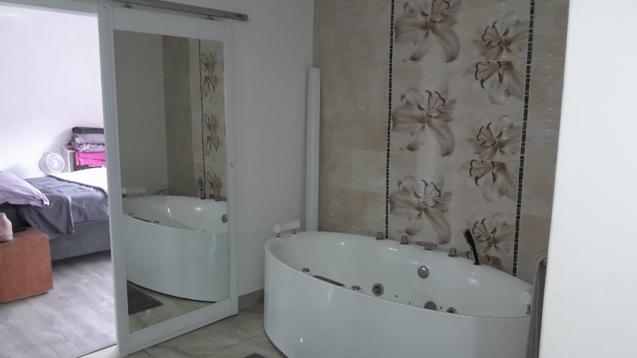 To Let 4 Bedroom Property for Rent in Orange Grove Gauteng