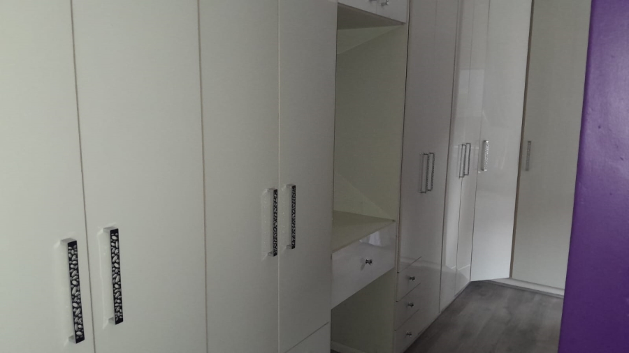To Let 4 Bedroom Property for Rent in Orange Grove Gauteng