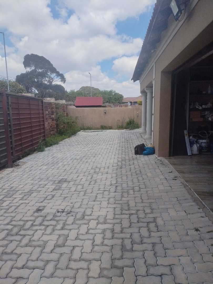 To Let 3 Bedroom Property for Rent in Crystal Park Gauteng