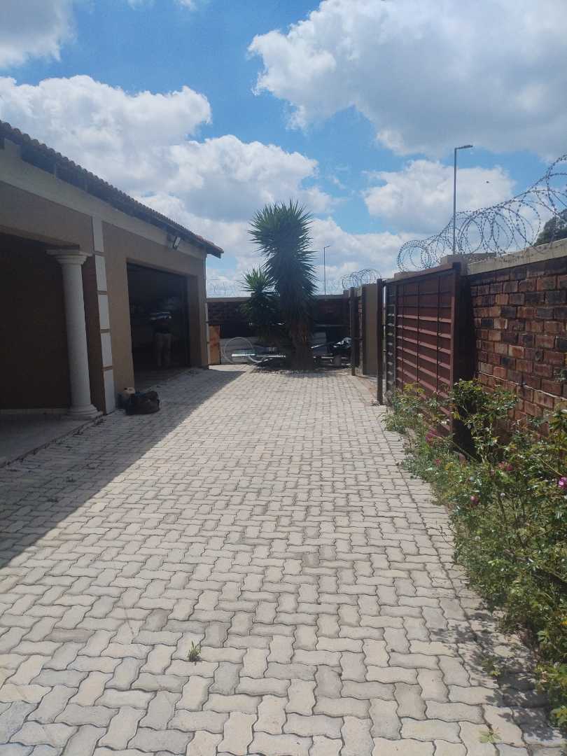 To Let 3 Bedroom Property for Rent in Crystal Park Gauteng
