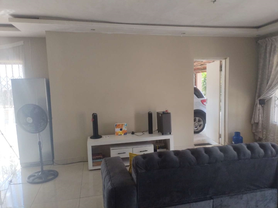 To Let 3 Bedroom Property for Rent in Crystal Park Gauteng