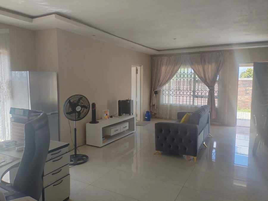 To Let 3 Bedroom Property for Rent in Crystal Park Gauteng