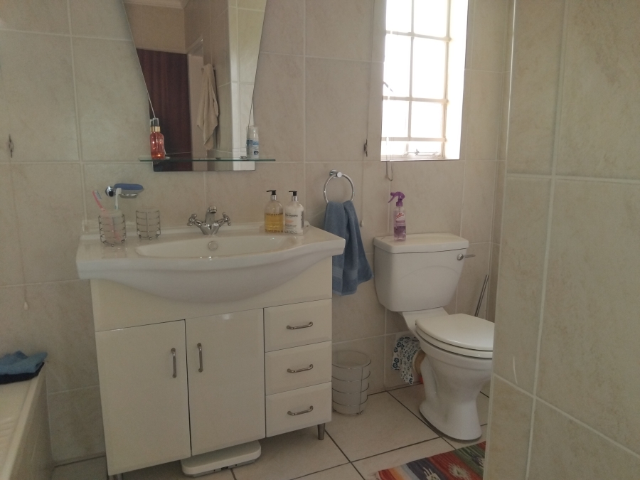 2 Bedroom Property for Sale in Die Hoewes Gauteng