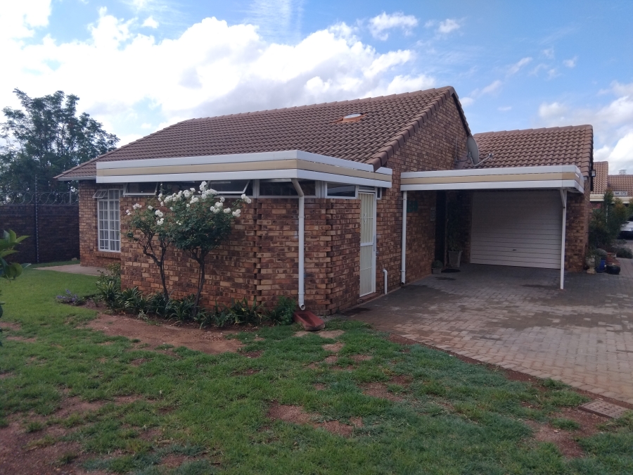 2 Bedroom Property for Sale in Die Hoewes Gauteng