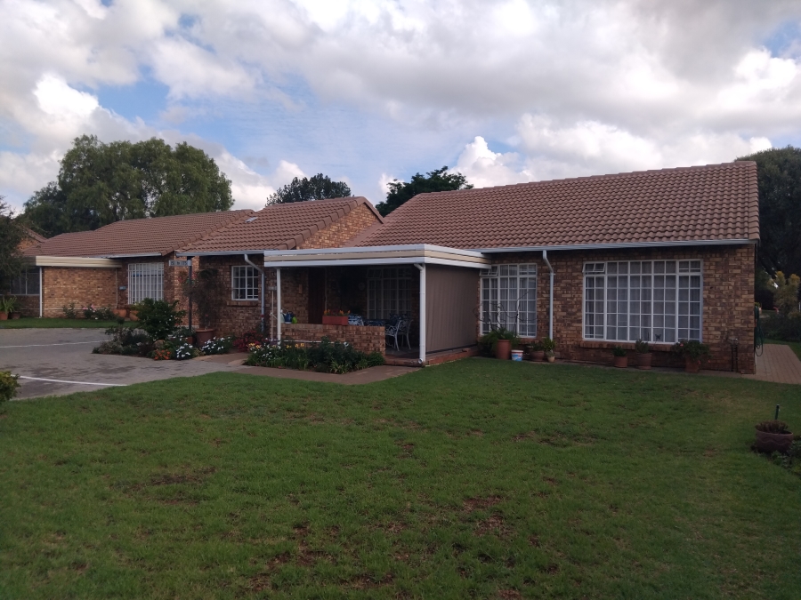 2 Bedroom Property for Sale in Die Hoewes Gauteng