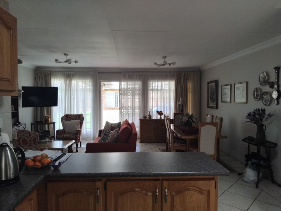 2 Bedroom Property for Sale in Die Hoewes Gauteng