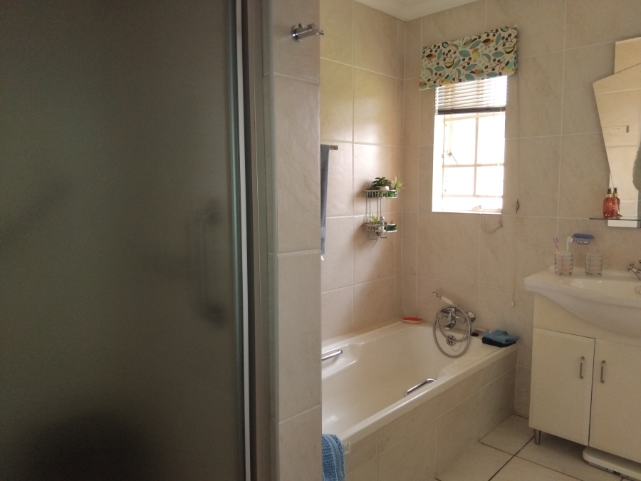 2 Bedroom Property for Sale in Die Hoewes Gauteng