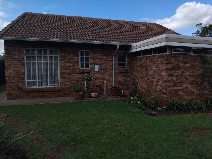 2 Bedroom Property for Sale in Die Hoewes Gauteng