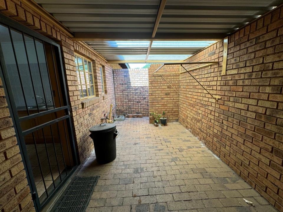 3 Bedroom Property for Sale in Faerie Glen Gauteng