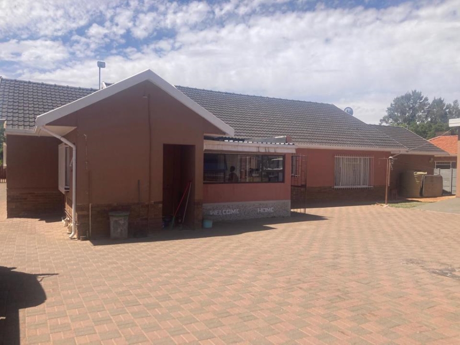 6 Bedroom Property for Sale in Westonaria Gauteng