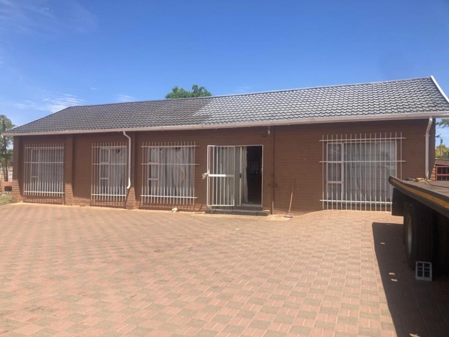 6 Bedroom Property for Sale in Westonaria Gauteng