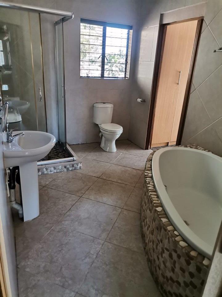 7 Bedroom Property for Sale in Witfield Gauteng