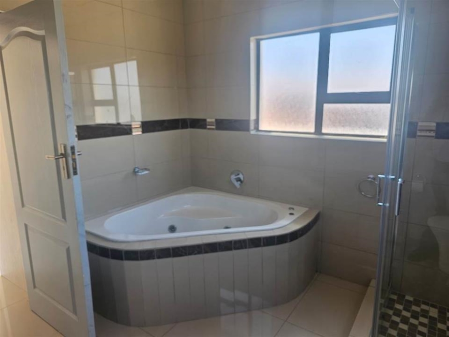 To Let 5 Bedroom Property for Rent in Crescent Wood Country Estate Gauteng