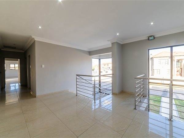 To Let 5 Bedroom Property for Rent in Crescent Wood Country Estate Gauteng