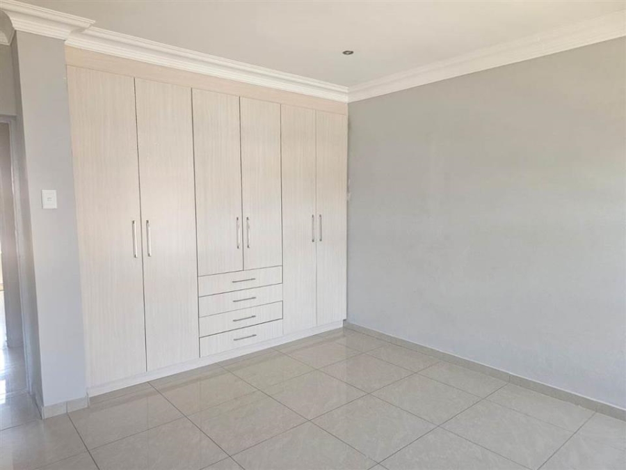 To Let 5 Bedroom Property for Rent in Crescent Wood Country Estate Gauteng