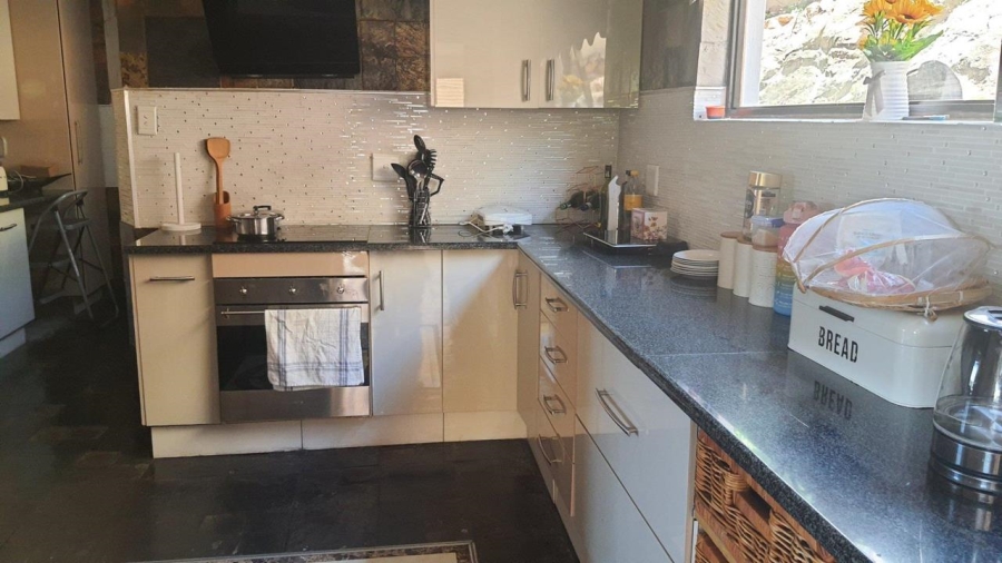 5 Bedroom Property for Sale in Rant En Dal Gauteng