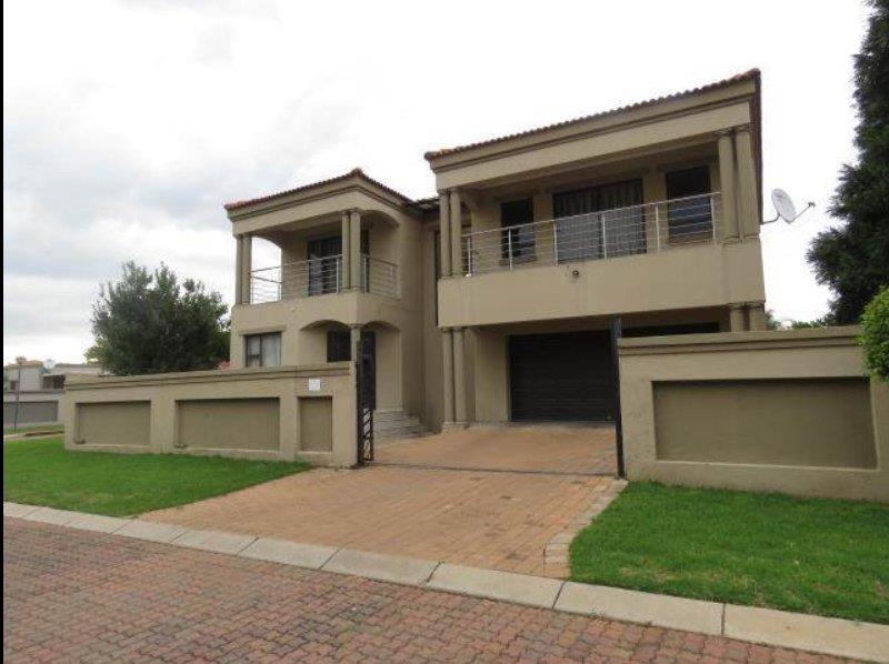 4 Bedroom Property for Sale in Blue Hills Gauteng