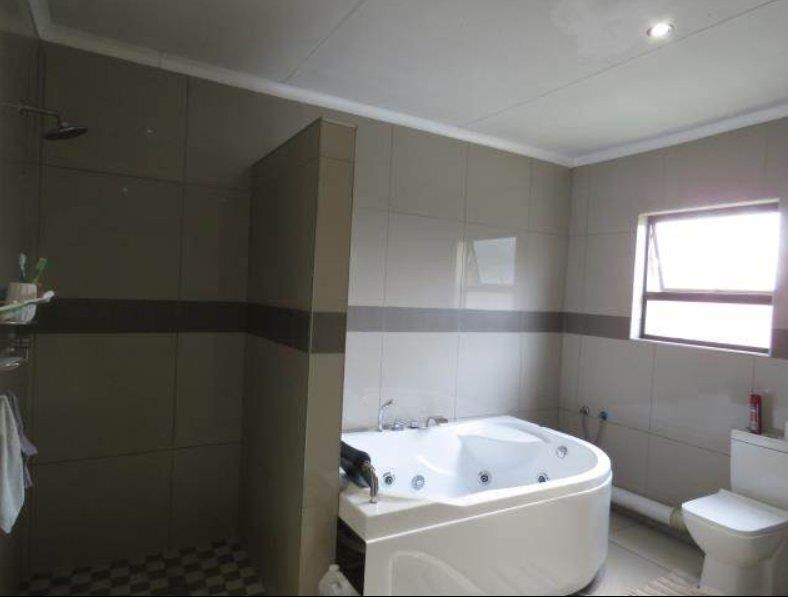 4 Bedroom Property for Sale in Blue Hills Gauteng