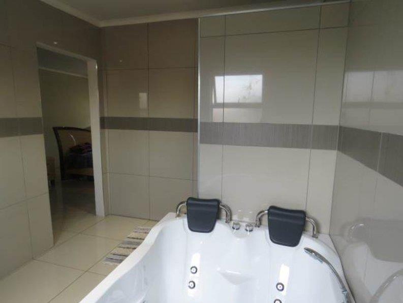 4 Bedroom Property for Sale in Blue Hills Gauteng