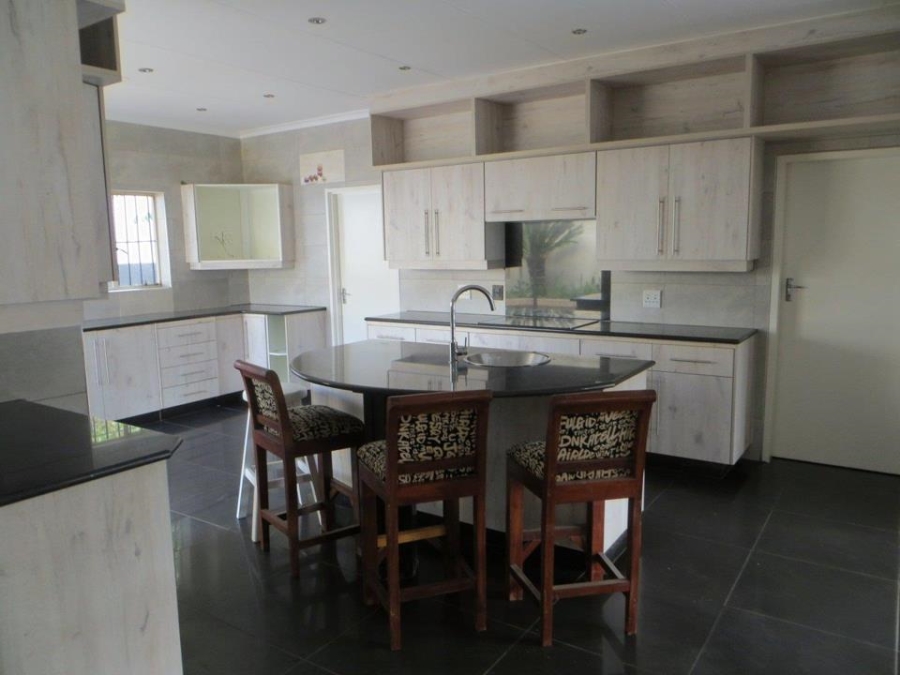 To Let 4 Bedroom Property for Rent in Constantia Kloof Gauteng