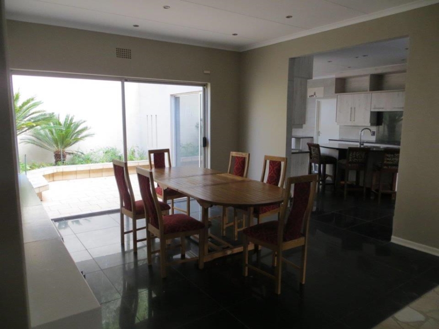 To Let 4 Bedroom Property for Rent in Constantia Kloof Gauteng