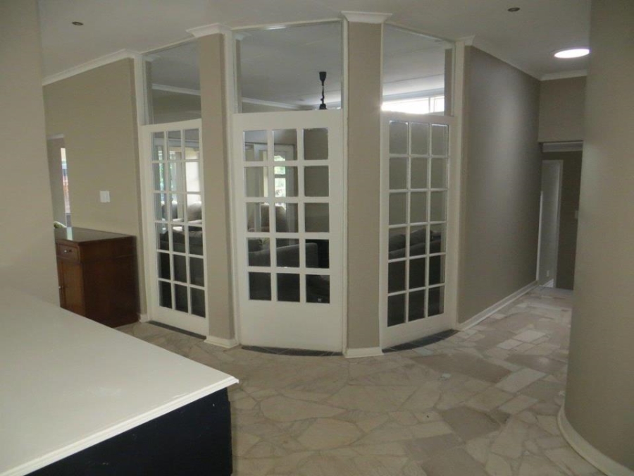 To Let 4 Bedroom Property for Rent in Constantia Kloof Gauteng