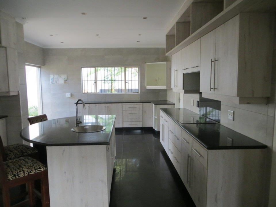 To Let 4 Bedroom Property for Rent in Constantia Kloof Gauteng