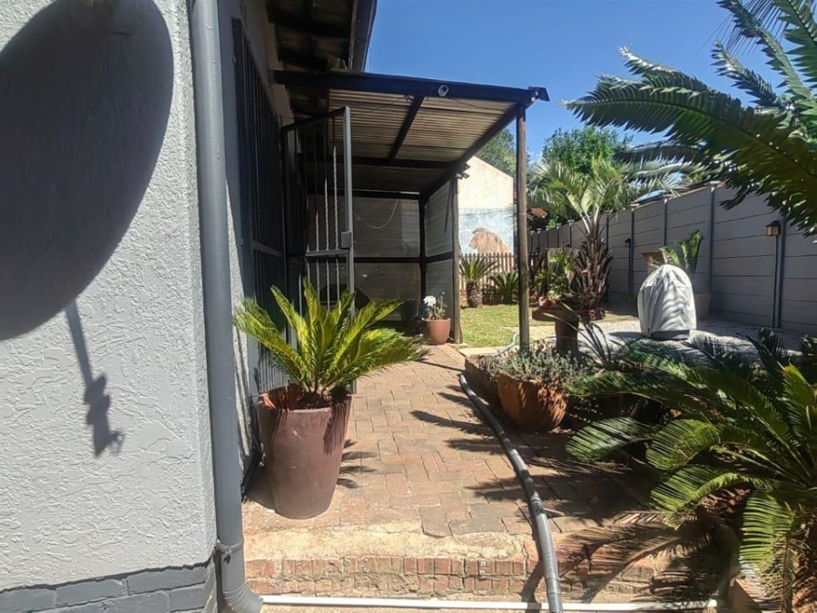 4 Bedroom Property for Sale in Witpoortjie Gauteng