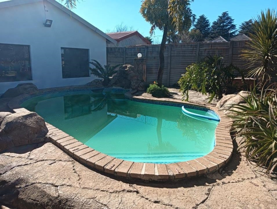 5 Bedroom Property for Sale in Witpoortjie Gauteng